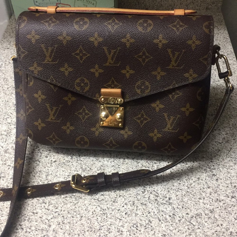 LV POCHETTE METIS
